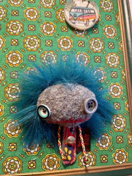 Tableau textile monstre punkette hippie vintage – Image 2