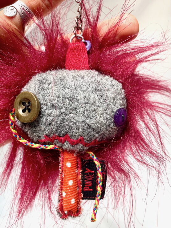 Porte clés punkette cheveux bordeaux – Image 2