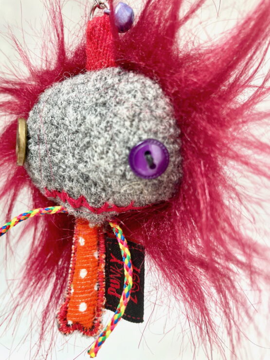 Porte clés punkette cheveux bordeaux – Image 5