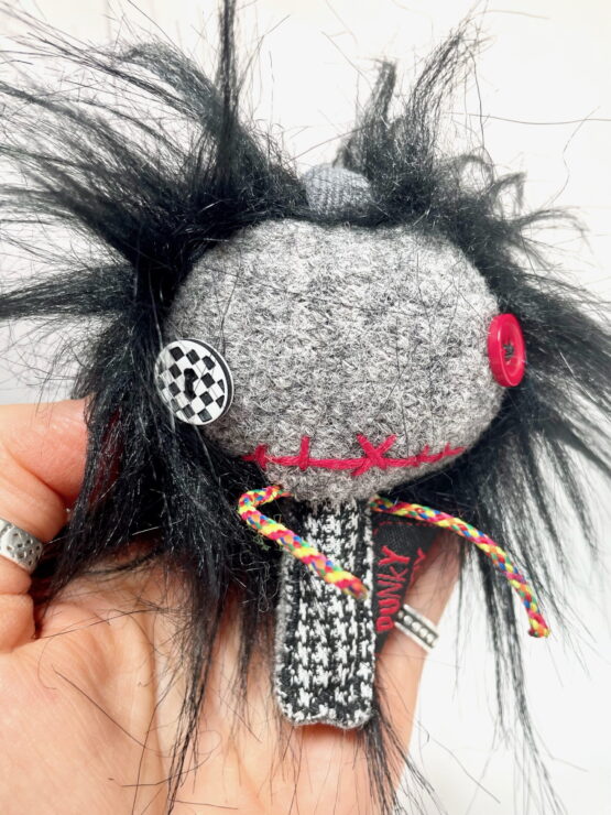 Porte clés punkette cheveux noirs
