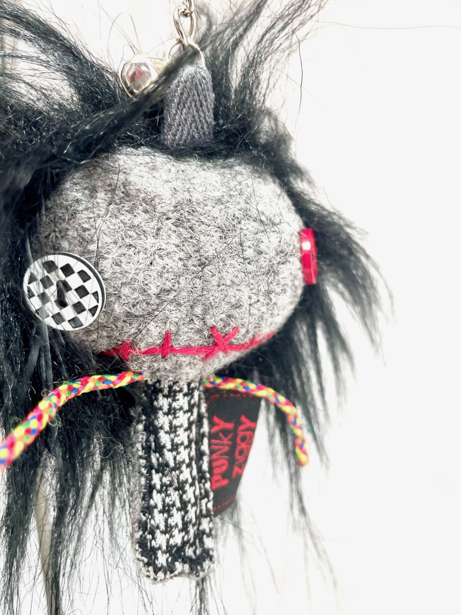 Porte clés punkette cheveux noirs – Image 3