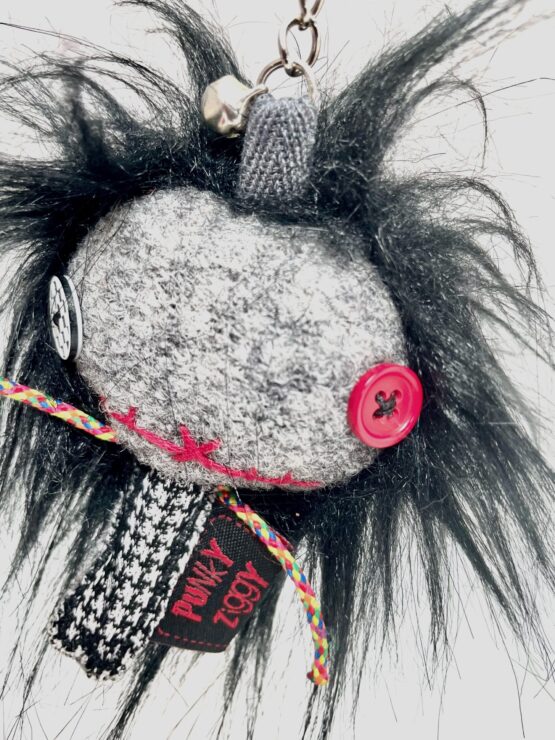 Porte clés punkette cheveux noirs – Image 5