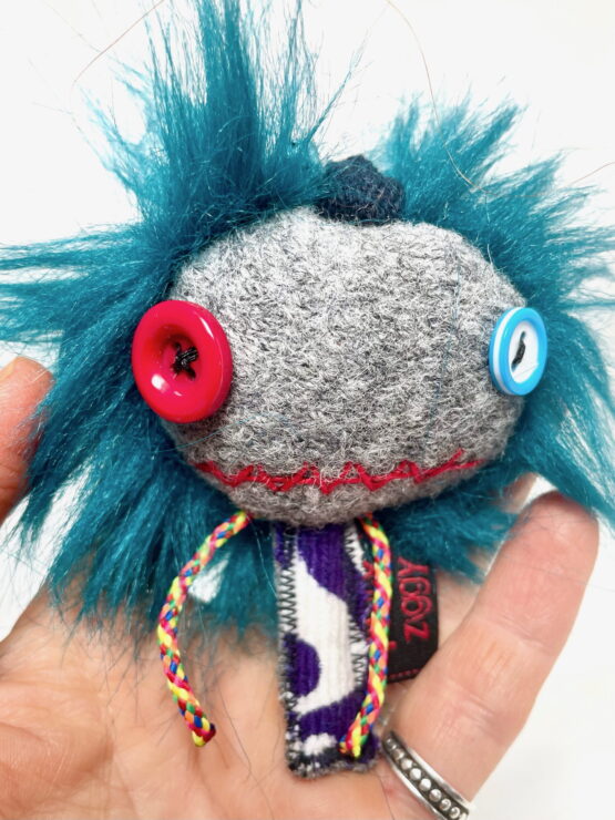Porte clés punkette cheveux bleus