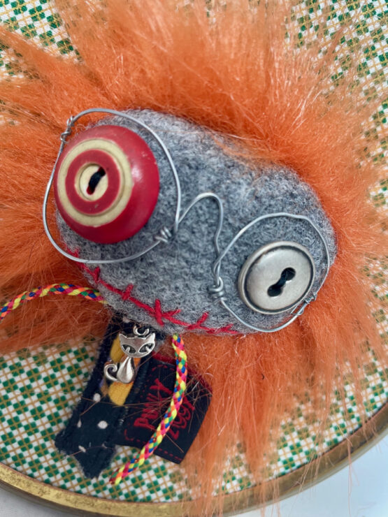 Tableau textile monstre punkette à lunettes – Image 4