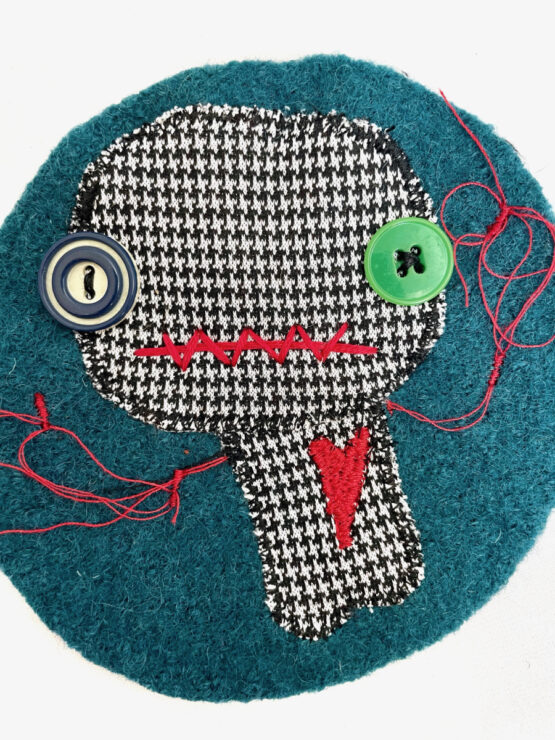Patch monstre coeur brodé bleu – Image 3