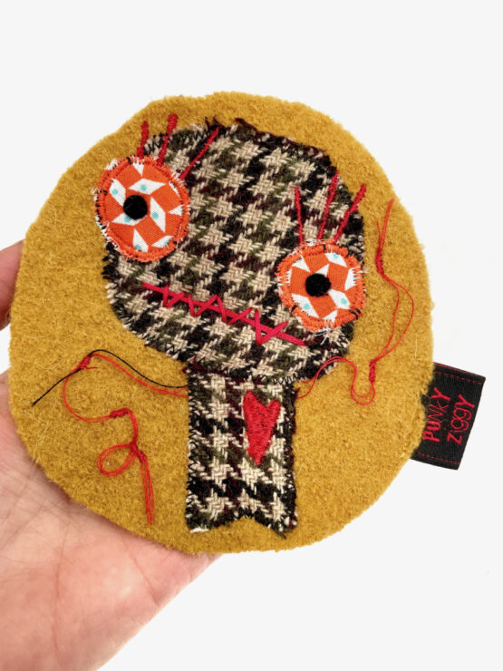 Patch monstre coeur brodé moutarde