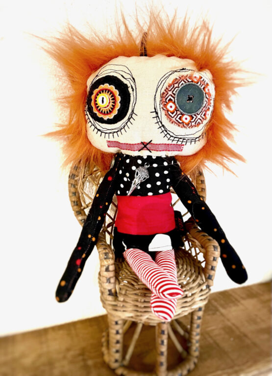 Poupée punk rebelle à rayures rouges – Image 2