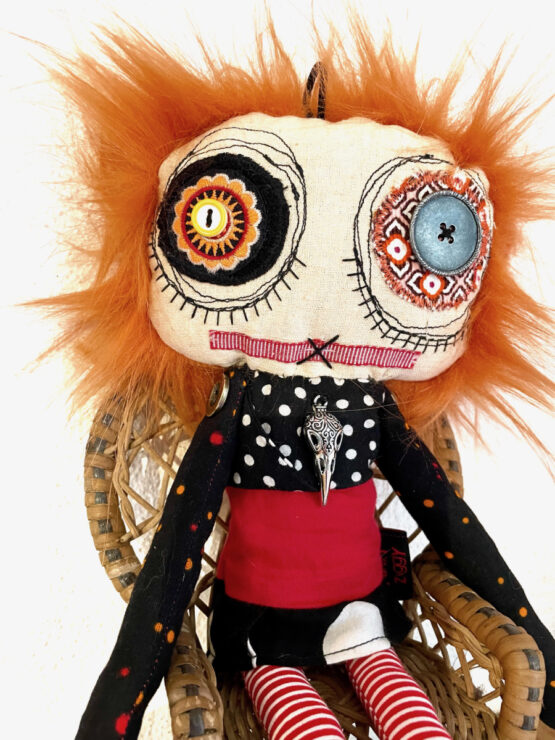 Poupée punk rebelle à rayures rouges – Image 5