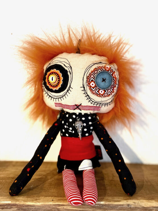 Poupée punk rebelle à rayures rouges – Image 4