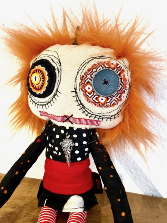 Poupée punk rebelle à rayures rouges – Image 3