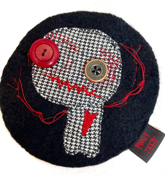 Patch monstre coeur brodé noir – Image 2