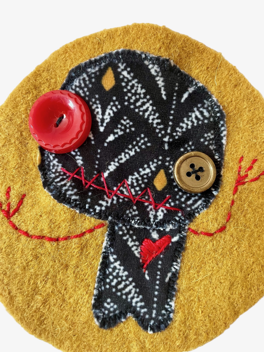 Patch monstre coeur brodé moutarde – Image 3